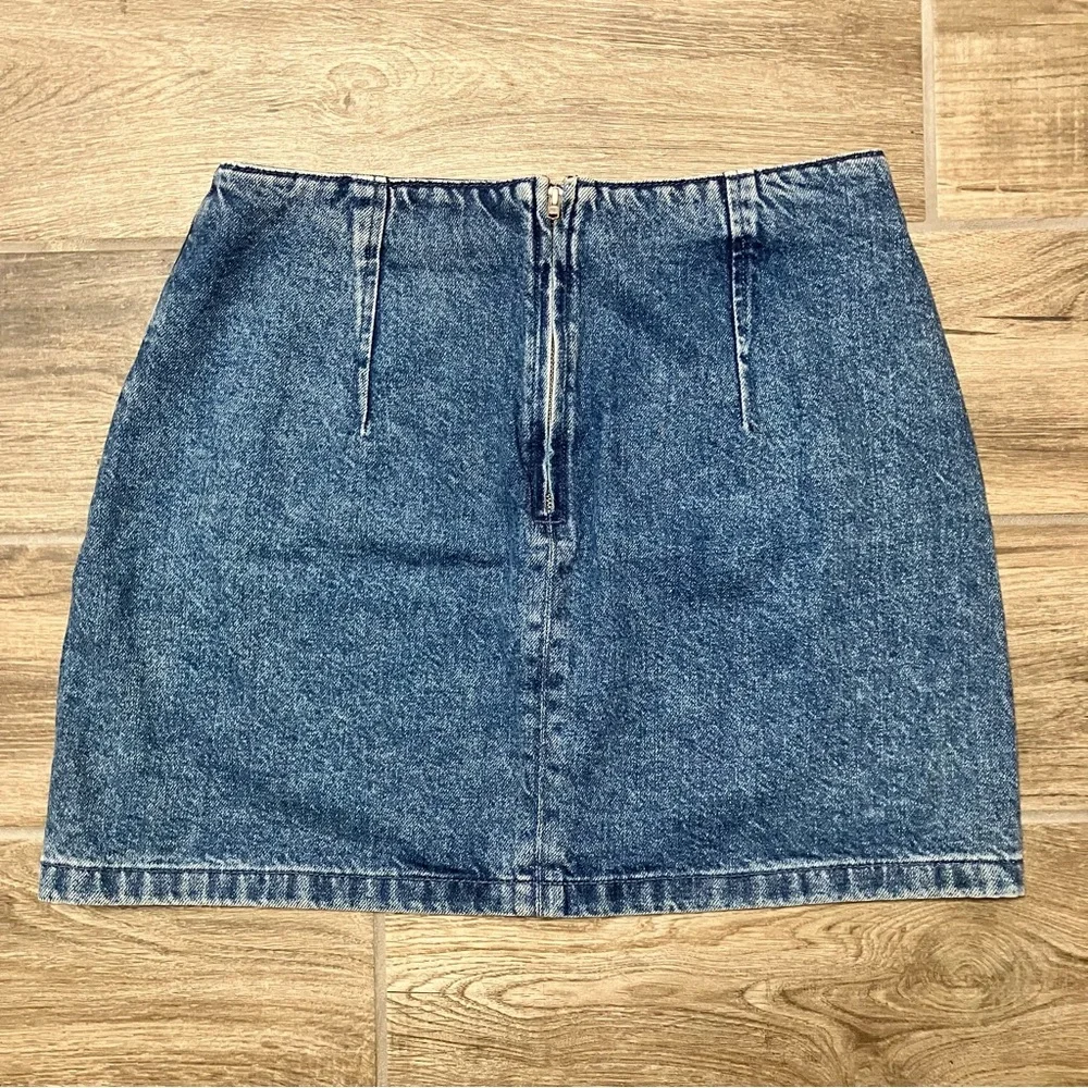 TOPSHOP MOTO | Floral Embroidered Denim Distressed Jean Skirt - Picture 3 of 7